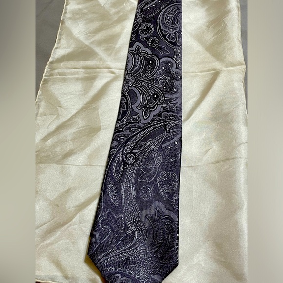 Geoffrey Beene 100% Silk Tie Gray and White Paisley - Picture 4 of 9